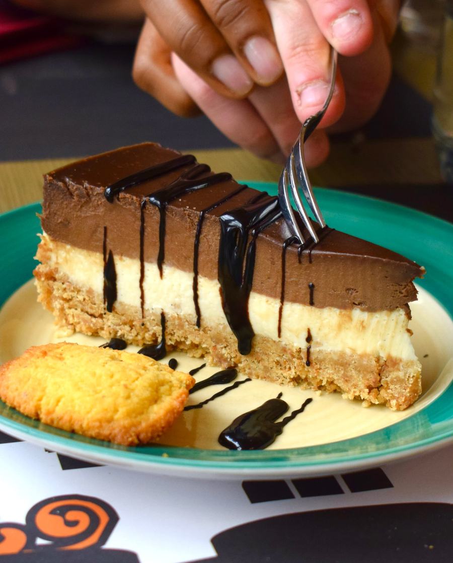 Cheesecake al cioccolato servita al piatto