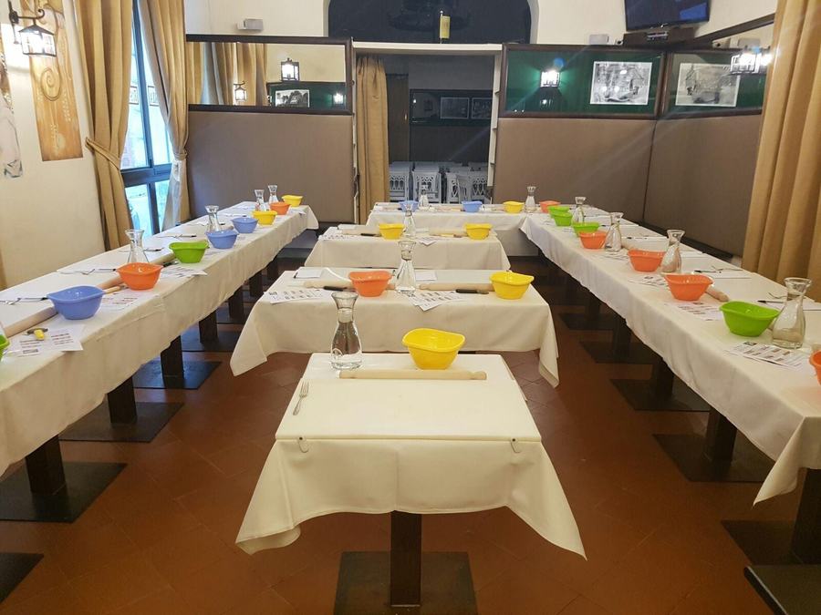 La sala allestita con le postazioni individuali prima di una cooking class di gruppo