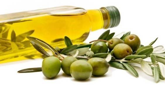 Olio extravergine di oliva toscano versato per l'assaggio
