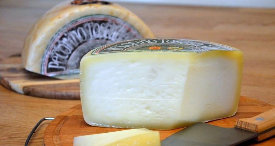 Pecorino toscano di stagione tagliato e servito con miele