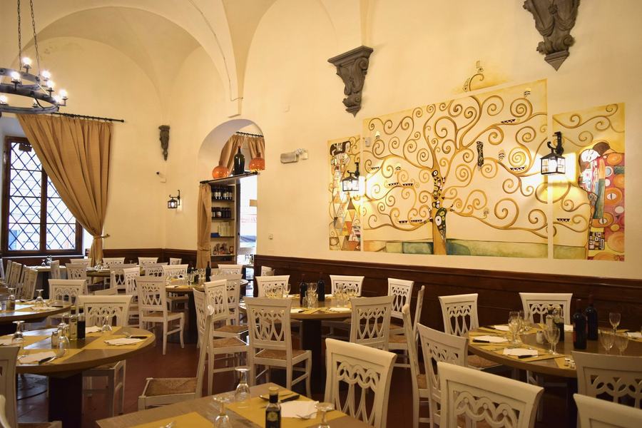 Sala con volte e archi in muratura, tipica dei palazzi del centro di Firenze