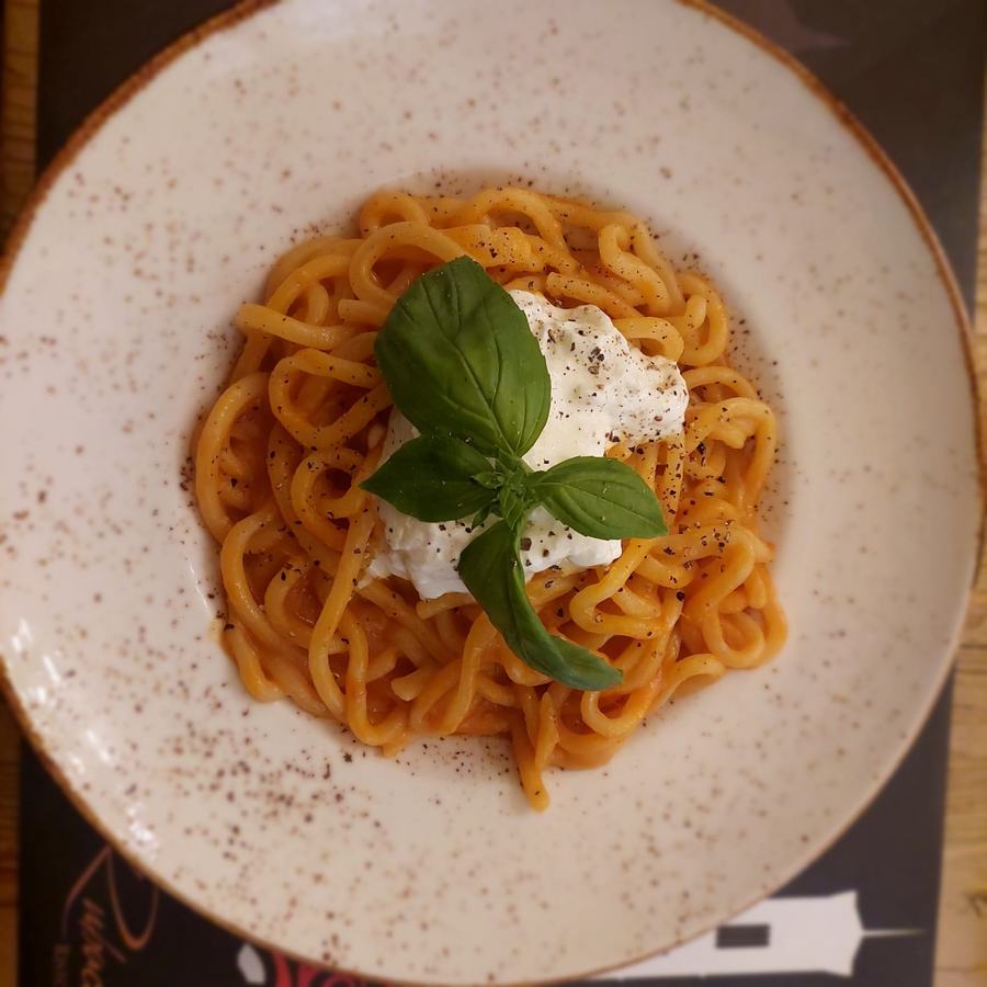 Spaghetti al pomodoro con burrata e basilico